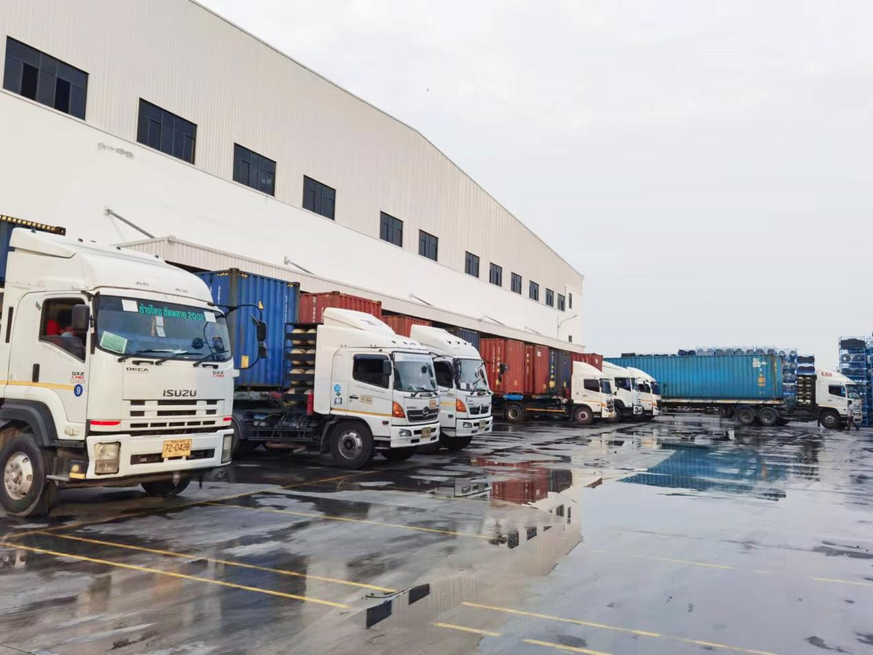 几十辆满载轮胎的货车一早就开始忙碌,持续奔腾穿行在泰国罗勇工业园